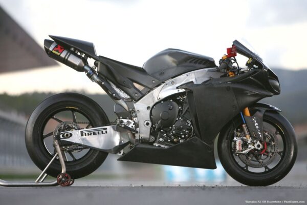 YAMAHA R1 2009/2014 Carena verniciata NERO OPACO